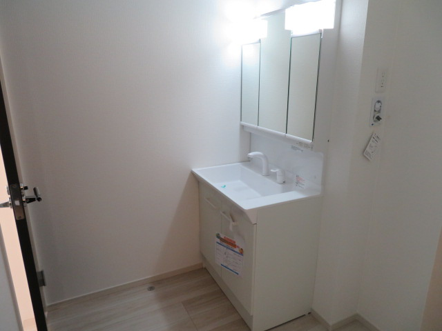 高崎市岩鼻町１期（全４棟）１号棟の独立洗面台|朝のスタイリングもしやすいように三面鏡付きの洗髪洗面化粧台です(^^♪ 洗濯機置き場には窓が付いてるので換気や湿気対策にも便利ですね。