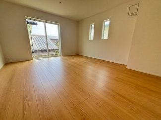 【居間・リビング】 | 廿日市市阿品台3（阿品駅）全2区画　NO2 | 大きな窓が設置された16帖リビング☆対面式のキッチンでリビングが見渡せるので、お子様やご家族の様子が見えて安心です♪