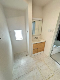 【独立洗面台】 | 廿日市市阿品台3（阿品駅）全2区画　NO2 | 三面鏡付きの洗面台は、メイクもドライヤーも余裕のスペースです☆