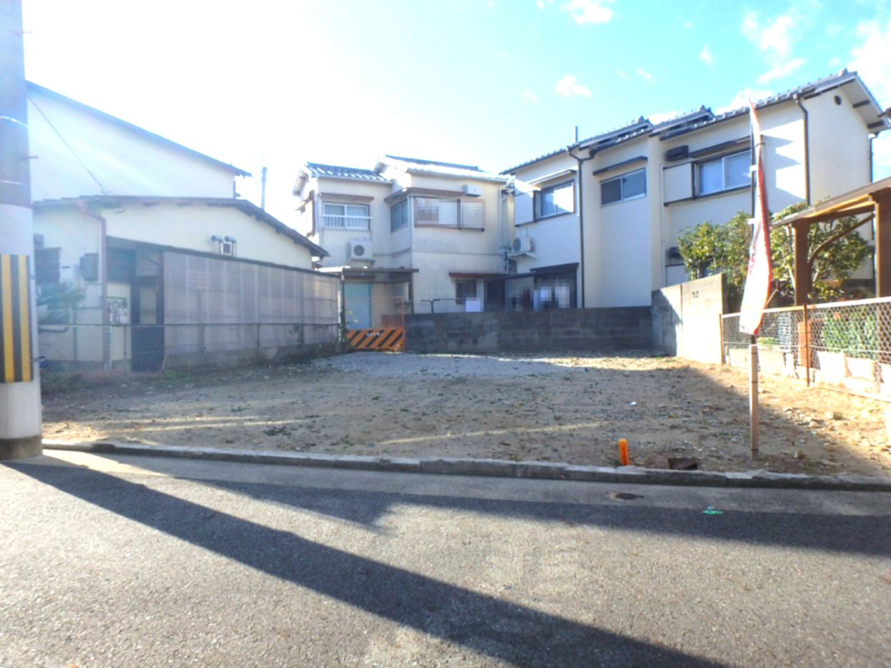 宝塚市安倉南4丁目　土地の外観|公簿122.76㎡(約37.13坪)の整形地　現況面積：約121㎡(約36坪)
東側道路からの現地外観です。
