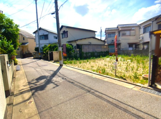 宝塚市安倉南4丁目　土地の前面道路含む現地写真|前面道路含む現地写真です。
（前面道路 約4ｍ）
中国自動車道の宝塚インターチェンジが近く、幹線道路も通っているため、大阪や神戸方面へ車でスムーズにアクセスできます。