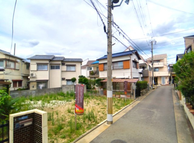 宝塚市安倉南4丁目　土地の前面道路含む現地写真|前面道路含む現地写真です。
（前面道路 約4ｍ）
中国自動車道の宝塚インターチェンジが近く、幹線道路も通っているため、大阪や神戸方面へ車でスムーズにアクセスできます。