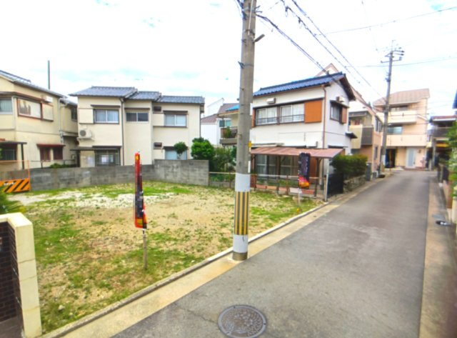 宝塚市安倉南4丁目　土地の周辺|前面道路含む現地写真です。
（前面道路 約4ｍ） 中国自動車道の宝塚インターチェンジが近く、幹線道路も通っているため、大阪や神戸方面へ車でスムーズにアクセスできます。