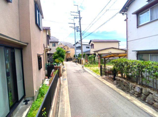 宝塚市安倉南4丁目　土地の前面道路含む現地写真|前面道路を含む現地写真です。
（前面道路 約4ｍ）