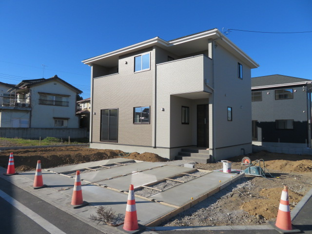 高崎市岩鼻町１期（全４棟）4号棟の外観|隣地との距離も保ちながらも綺麗な街並みに溶け込みました！
駐車スペースやお庭も十分に確保しています！