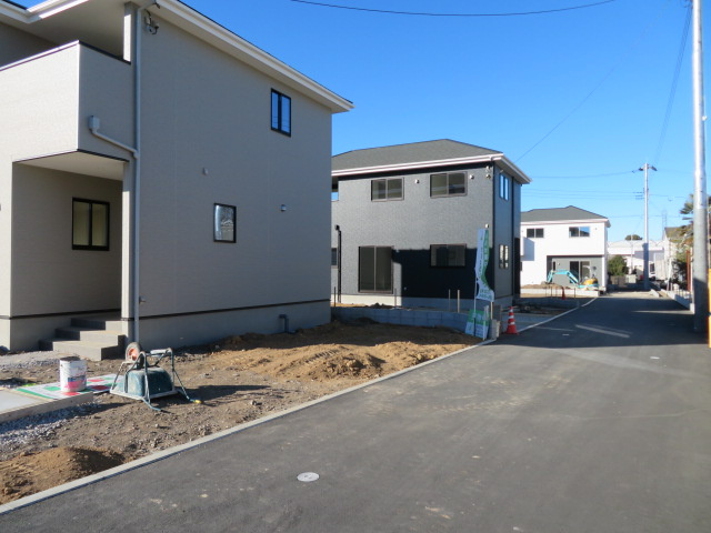 高崎市岩鼻町１期（全４棟）4号棟の前面道路含む現地写真