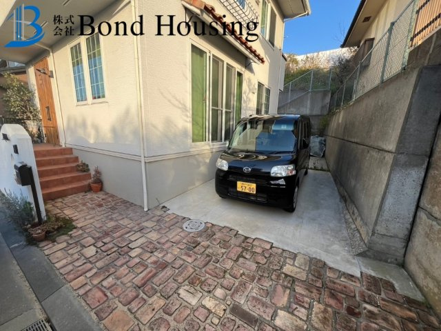 一条工務店施工 太陽光 オール電化 西区伊川谷町潤和 良質戸建の駐車場