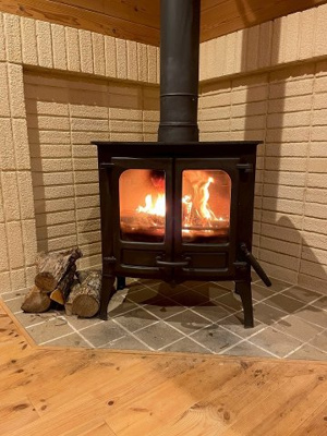 【設備】 | 手稲区星置１-7 ログハウス一戸建 | 家族のだんらんに心も暖まる薪ストーブのある暮らし♪