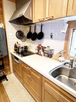 【キッチン】 | 手稲区星置１-7 ログハウス一戸建 | 棚も多く使いやすいキッチンスペース♪
