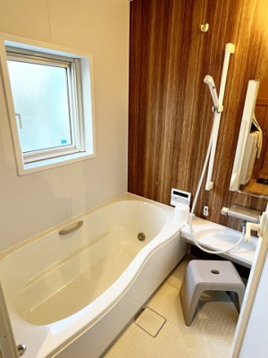 【浴室】 | 手稲区星置１-7 ログハウス一戸建 | 窓付き広々１坪浴室は追炊き付オートバス♪