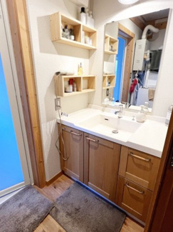 【独立洗面台】 | 手稲区星置１-7 ログハウス一戸建 | ワイドな洗面化粧台付の機能的なユーティリティ♪