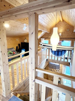 【内装】 | 手稲区星置１-7 ログハウス一戸建 | 開放的な２階ホール♪