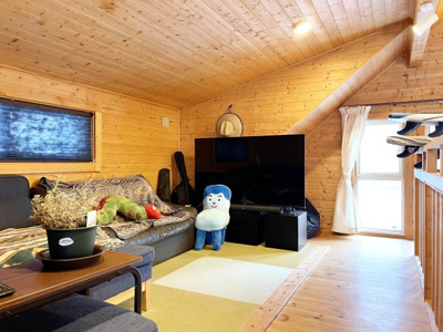 【内装】 | 手稲区星置１-7 ログハウス一戸建 | ２階ホールには約５帖・くつろぎの和スペースあり♪