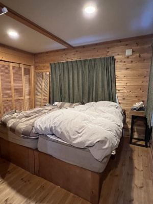 【寝室】 | 手稲区星置１-7 ログハウス一戸建 | 広々7.5帖の主寝室