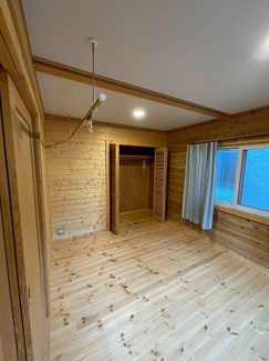 【収納】 | 手稲区星置１-7 ログハウス一戸建 | 売主様提供・令和4年・入居前の空室写真（１階主寝室のクローゼット）