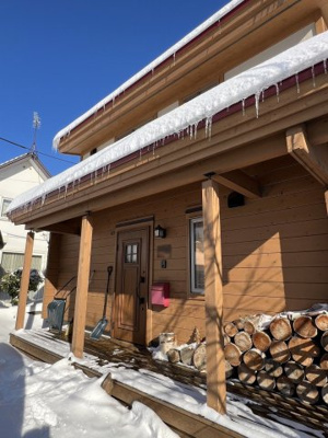 【外観】 | 手稲区星置１-7 ログハウス一戸建 | 玄関前～南庭にかけて２面にデッキ付き♪