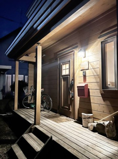 【玄関】 | 手稲区星置１-7 ログハウス一戸建 | ムーディーな夜の建物外観♪