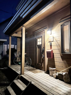 【玄関】 | 手稲区星置１-7 ログハウス一戸建 | ムーディーな夜の建物外観♪
