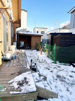 【庭】 | 手稲区星置１-7 ログハウス一戸建 | お庭は現在ミニドッグランとして利用しています♪