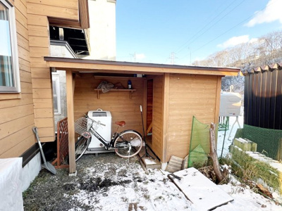 【収納】 | 手稲区星置１-7 ログハウス一戸建 | 庭の奥に物置＆駐輪も可能な屋根付き作業スペース♪