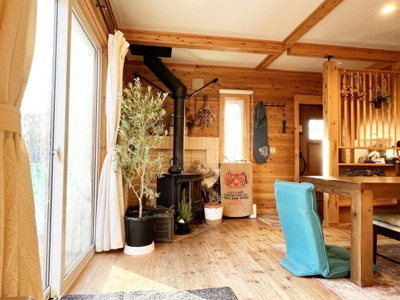 【居間・リビング】 | 手稲区星置１-7 ログハウス一戸建 | LDKは18帖の広々スペース♪窓も大きく日当り良好♪