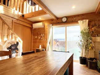 【居間・リビング】 | 手稲区星置１-7 ログハウス一戸建 | 透かし階段や吹抜けがあり開放的なリビング♪