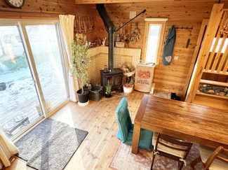 【居間・リビング】 | 手稲区星置１-7 ログハウス一戸建 | 無垢材を多く使用し、木の温もりを感じる内装仕上げ♪