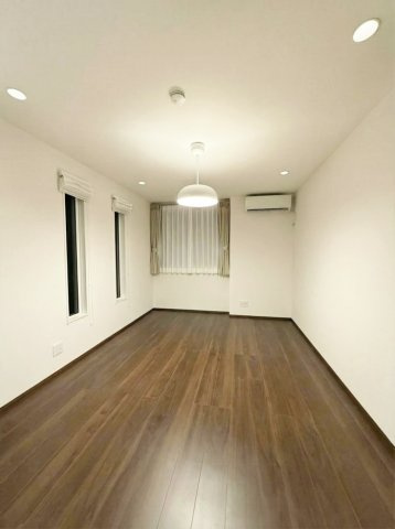 和田1丁目戸建の居間・リビング|室内写真は家具や小物を消すAI 生成を含むため、実際とは異なる場合があります。