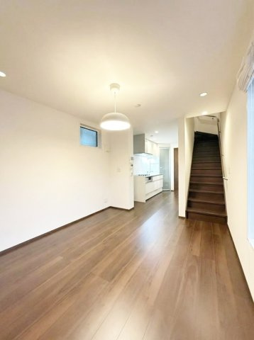 和田1丁目戸建の居間・リビング|室内写真は家具や小物を消すAI 生成を含むため、実際とは異なる場合があります。