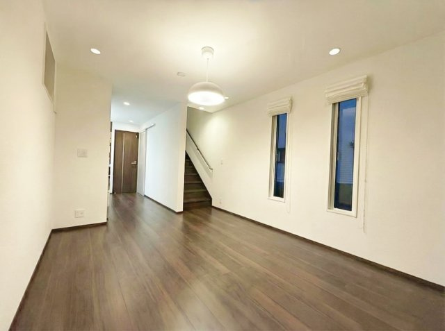 和田1丁目戸建の居間・リビング|室内写真は家具や小物を消すAI 生成を含むため、実際とは異なる場合があります。