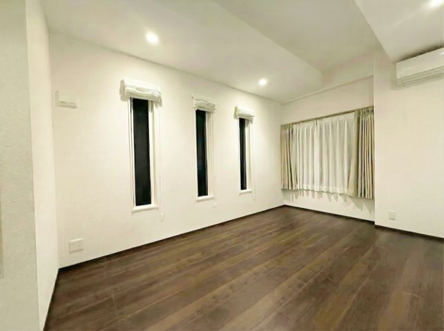 和田1丁目戸建の居間・リビング|室内写真は家具や小物を消すAI 生成を含むため、実際とは異なる場合があります。