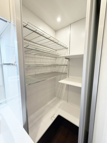 和田1丁目戸建の収納|開けると自動で電気が付く便利な仕様♪