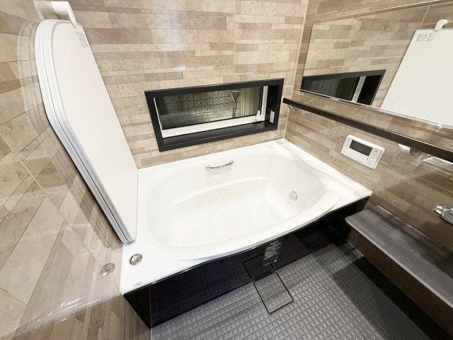 和田1丁目戸建の浴室|坪庭照明で幻想的な空間