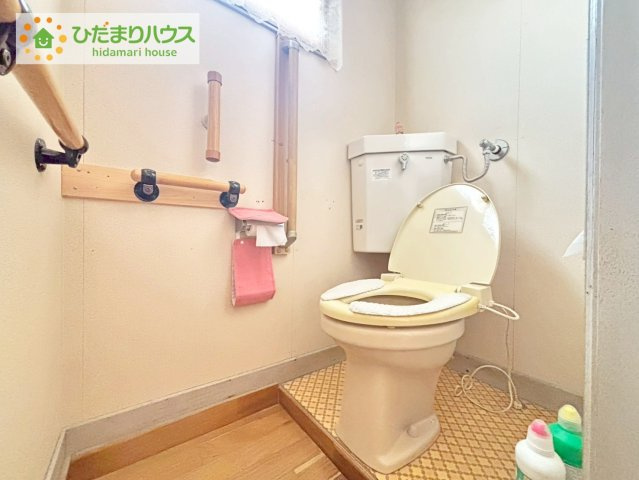 日立市田尻町１丁目　中古戸建のトイレ|小窓が付いているので、トイレも明るい空間になっております♪