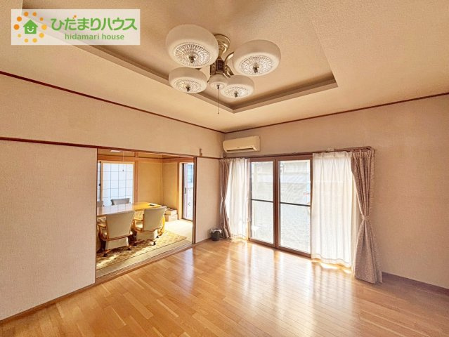 日立市田尻町１丁目　中古戸建の居間・リビング|リビング大きな窓からは、暖かな日の光が降り注ぎます・・・