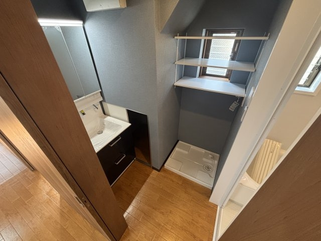 岸地通1丁目貸家の洗面所