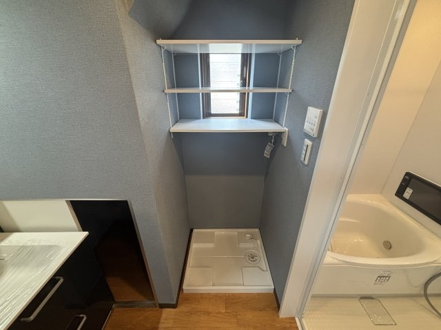 岸地通1丁目貸家の洗面所