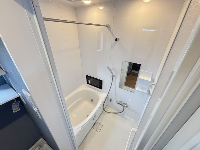岸地通1丁目貸家の浴室