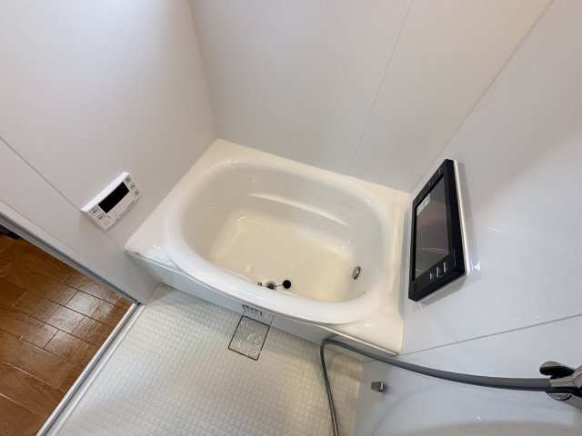 岸地通1丁目貸家の浴室