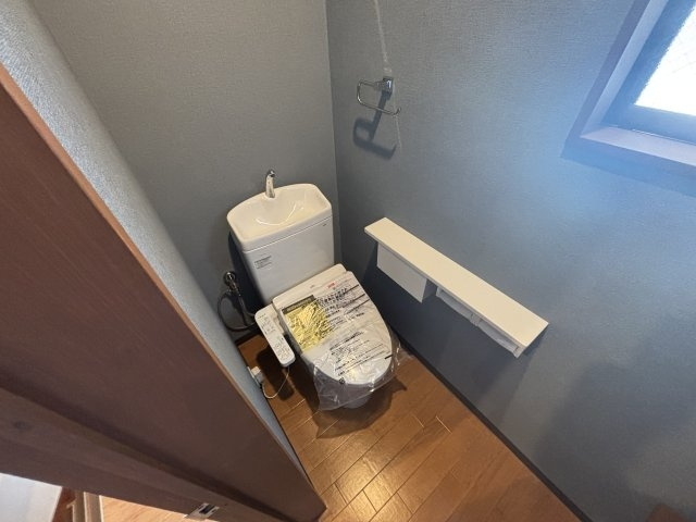 岸地通1丁目貸家のトイレ