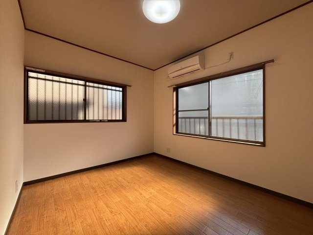 岸地通1丁目貸家の居間・リビング