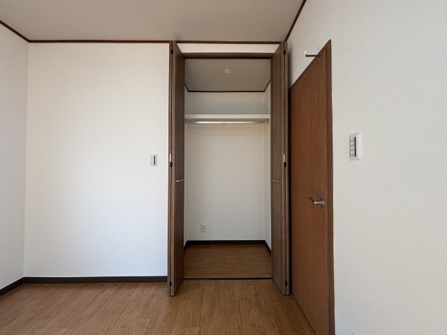 岸地通1丁目貸家の収納