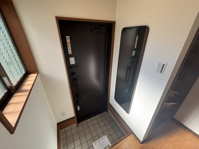 岸地通1丁目貸家の玄関