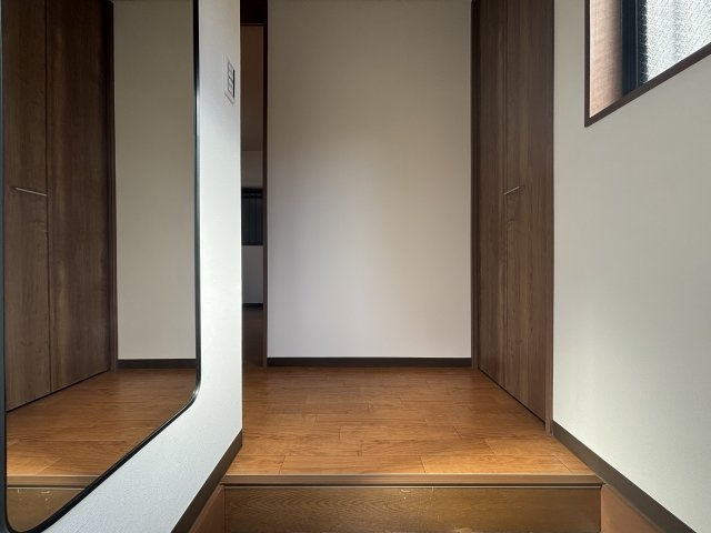 岸地通1丁目貸家の玄関