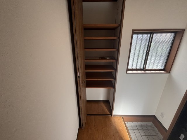 岸地通1丁目貸家の玄関