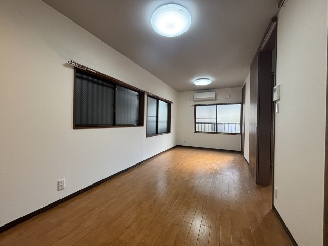 岸地通1丁目貸家の居間・リビング