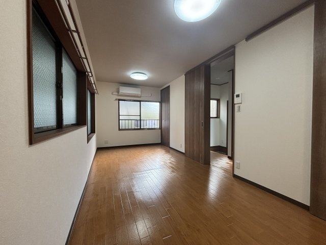 岸地通1丁目貸家の居間・リビング