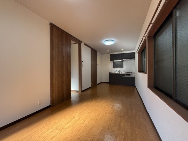 岸地通1丁目貸家の居間・リビング