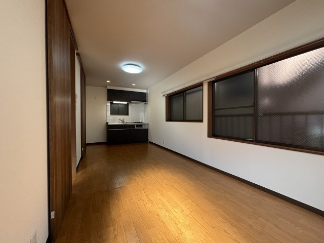 岸地通1丁目貸家の居間・リビング