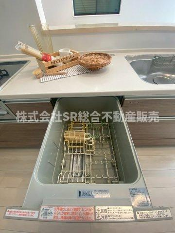 稲田本町2丁目中古戸建のキッチン|あると嬉しい食洗機♪洗い物の手間が省けます！